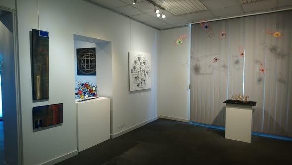 Vue d'une exposition des œuvres de Guy Camut